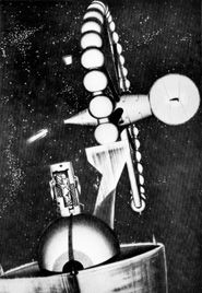 Erdnahe Außenstation<br>Ein Entwurf im Rahmen der Technik von heute von H. H. Kölle ('Gesellschaft für Weltraumforschung', Forschungsbericht Nr. 9). Rechts wird aus der Endstufe einer von der Erde aufgestiegenen Trabantenrakete soeben eine Kabine ausgebaut und durch ein (im Bild aufgeschnittenes) Werkboot (Lotsenboot) zu der noch nicht ganz fertigen, ringartigen Außenstation abgeschleppt, um dort als Werk- oder Arbeitsraum eingefügt zu werden. In der Achse der Außenstation der Zentralkörper, oben der Spiegel zur Gewinnung von Sonnenenergie Erdnahe Außenstation<br>Ein Entwurf im Rahmen der Technik von heute von H. H. Kölle ('Gesellschaft für Weltraumforschung', Forschungsbericht Nr. 9). Rechts wird aus der Endstufe einer von der Erde aufgestiegenen Trabantenrakete soeben eine Kabine ausgebaut und durch ein (im Bild aufgeschnittenes) Werkboot (Lotsenboot) zu der noch nicht ganz fertigen, ringartigen Außenstation abgeschleppt, um dort als Werk- oder Arbeitsraum eingefügt zu werden. In der Achse der Außenstation der Zentralkörper, oben der Spiegel zur Gewinnung von Sonnenenergie